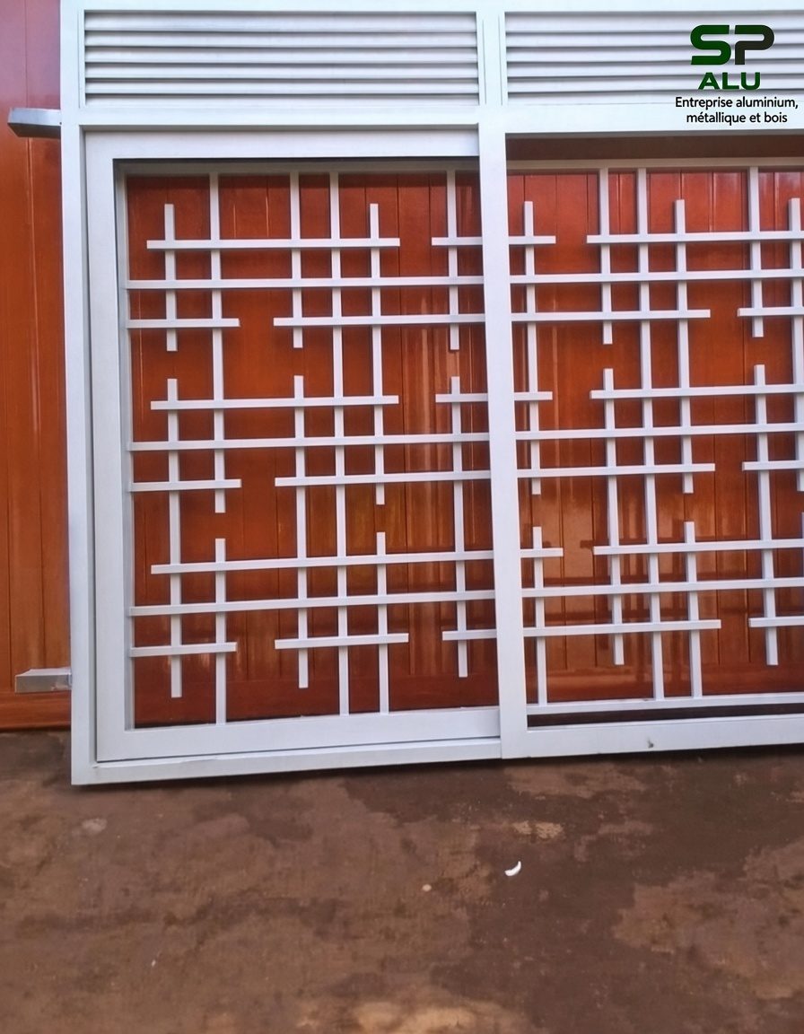 Fenêtre coulissante aluminium — Motif géométrique