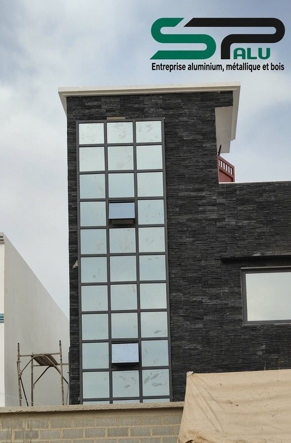 Façade vitrée sur pierre noire — Immeuble résidentiel